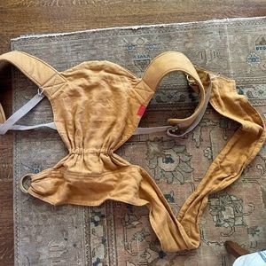 Linen ochre baby carrier by Sakura